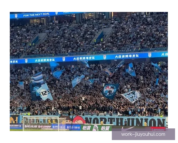 大连英博凭梭鱼湾热情球迷与稳定战绩力夺中甲亚军重返顶级联赛