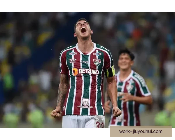 尼诺率队历史性捧起弗鲁米嫩塞首座解放者杯荣耀时刻