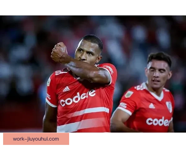 德米凯利斯执教首季带领河床捧起冠军奖杯展现卓越领导力